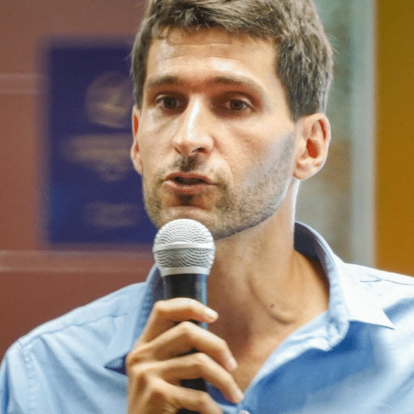 2 portrait rapahel perez qui parle au micro