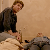 Fabien Moine en stage a croupis à coté d'un participant allongé