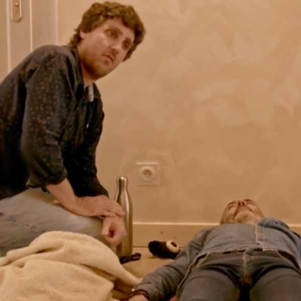 25 Fabien Moine en stage a croupis à coté d'un participant allongé