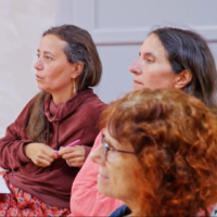 deux participantes regardent un cours de Jean du Chazaud