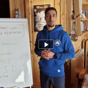 Léonardo Pellagotti est devant un tableau en train de donner un cours sur la respiration