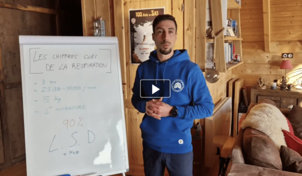 Léonardo Pellagotti est devant un tableau en train de donner un cours sur la respiration
