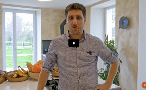 Fabien Moine est debout dans sa cuisine