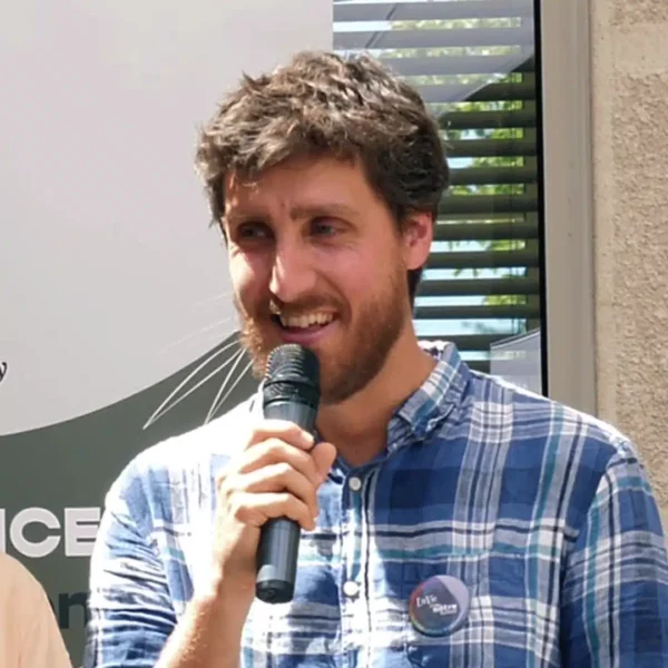 portrait de Fabien Moine qui parle au micro