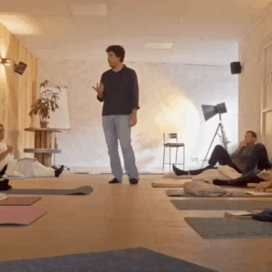 Fabien Moine est debout dans une salle en train de donner une formation sur la biorespiration