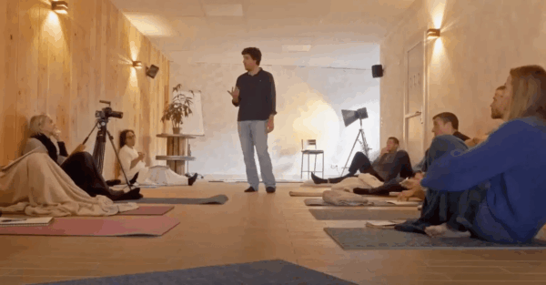 Fabien Moine est debout dans une salle en train de donner une formation sur la biorespiration